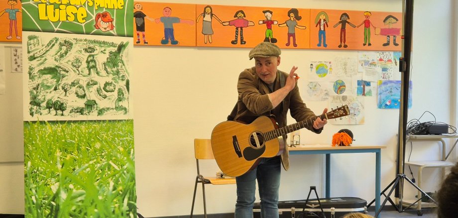 Sascha Gutzeit singt ein Lied