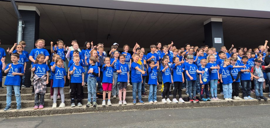 Die Kinder der Grundschule Cochem singen die Schulhymne