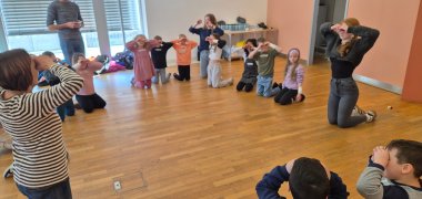 Sonnenyoga Die Kinder führen unter Anleitung einige Yogaübungen aus.