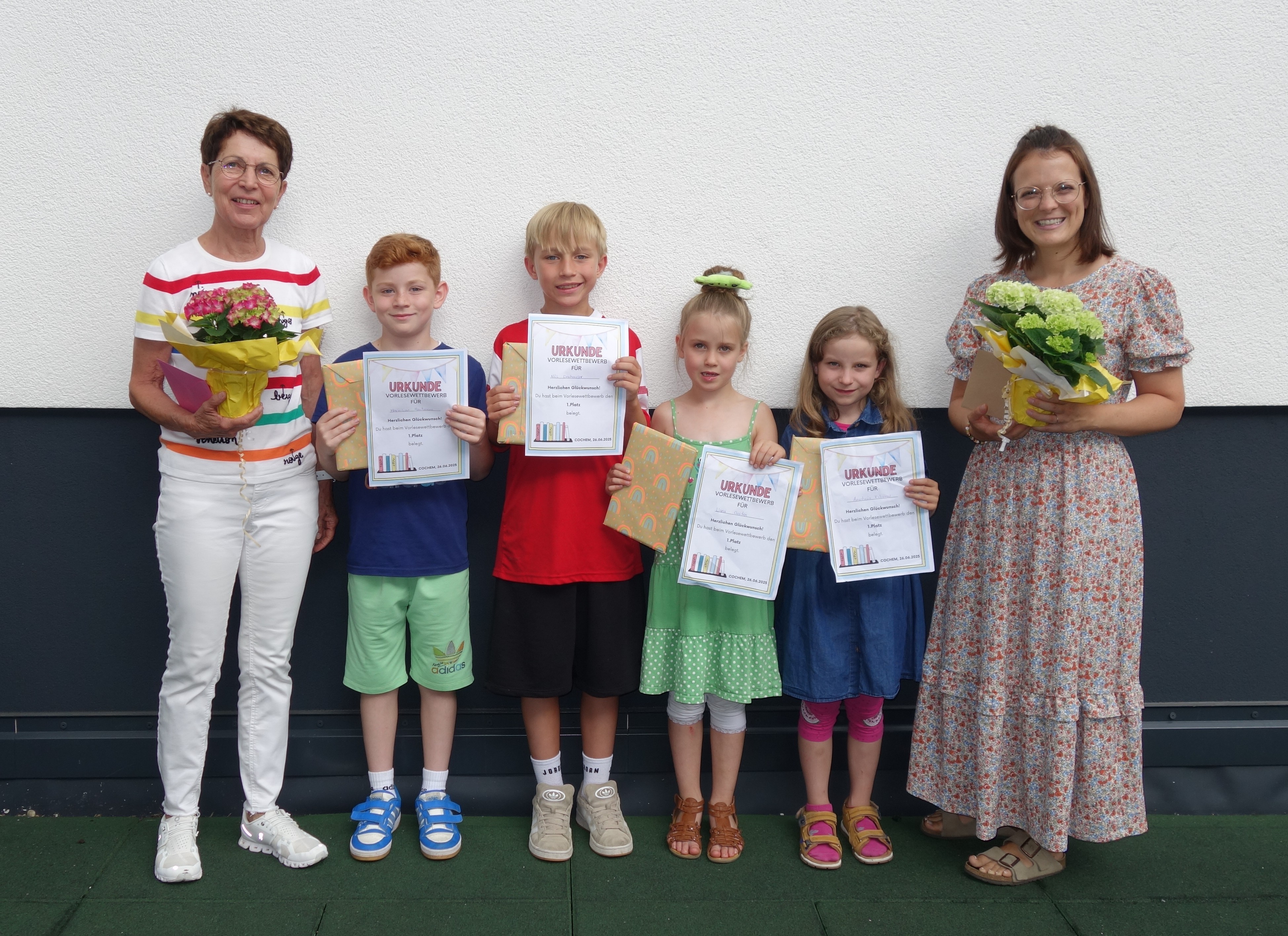Die Gewinner der Klassenstufe 1 bis 4, sowie 2 Lehrerinnen sind zu sehen.
