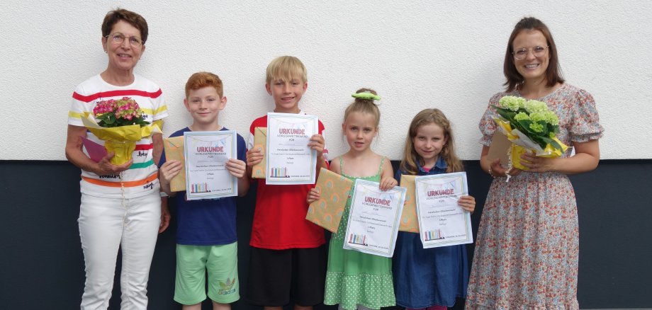 Die Gewinner der Klassenstufe 1 bis 4, sowie 2 Lehrerinnen sind zu sehen.