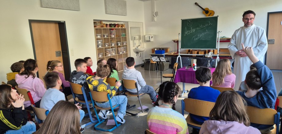 Aschermittwoch (2) Die Kinder hören, was Herr Berenz erzählt.