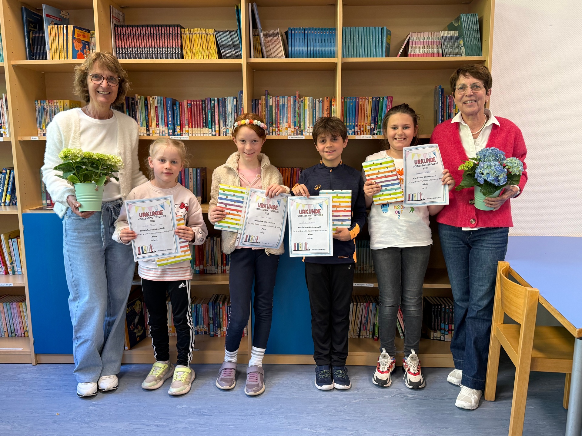 Alle Gewinner des Vorlesewettbewerbs mit Frau Gietzen und Frau Färber