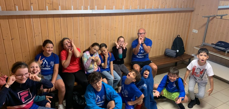 Alle 14 Kinder machen mit Herrn Bauer ein Gruppenfoto.