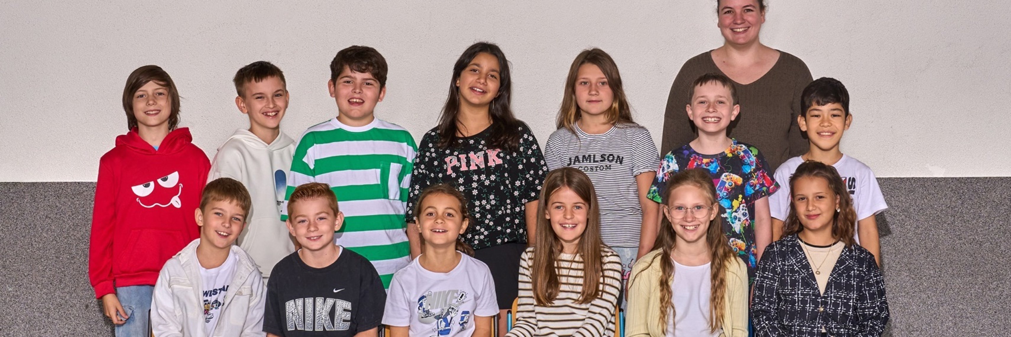 Klassenfoto 4b Schülerinnen und Schüler der Klasse 4b