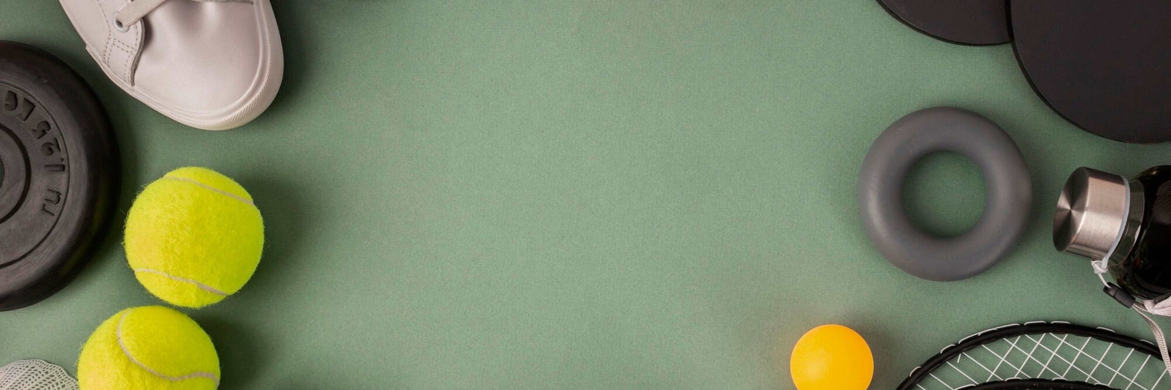 Foto mit Sportgeräten, Bällen und Schlägern