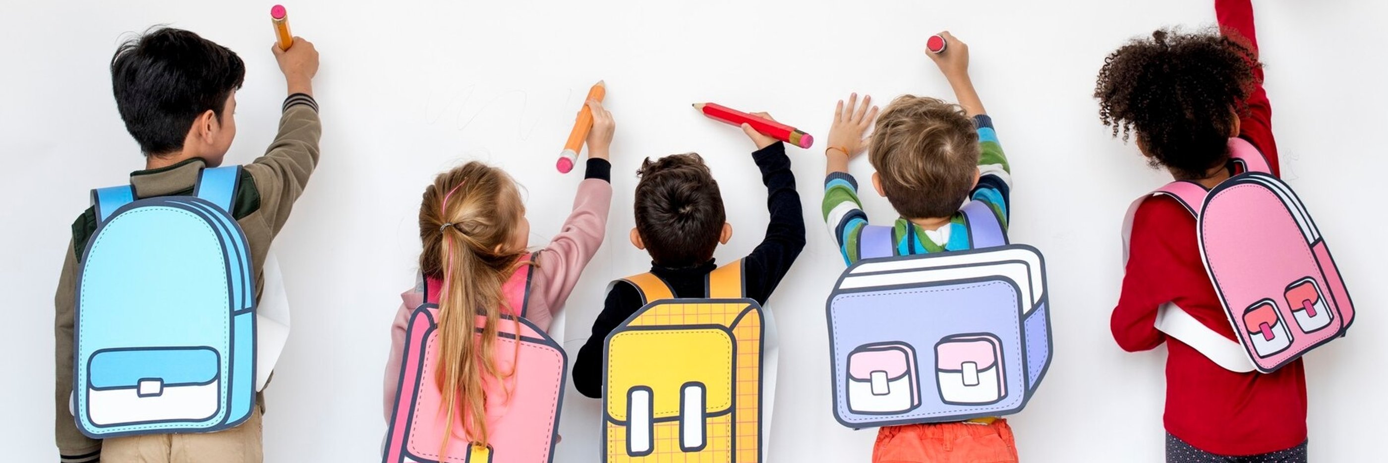 Kinder Kinder, die an eine Wand schreiben