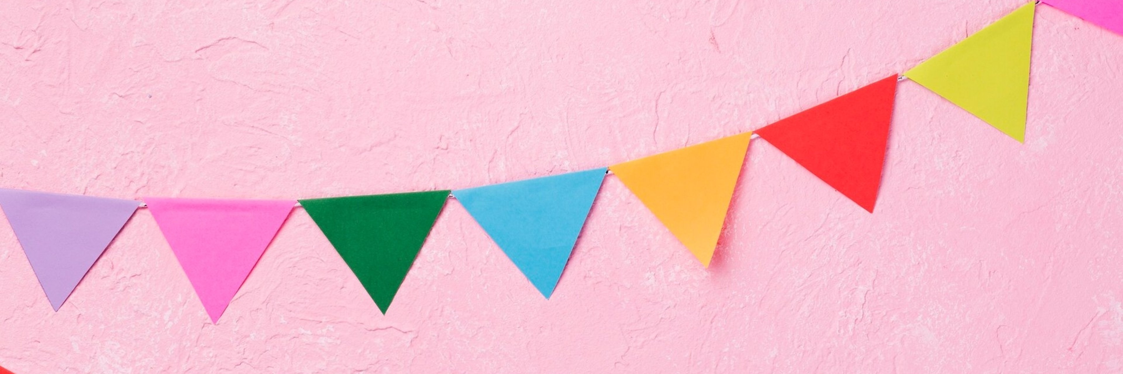 Wimpelkette auf pinkem Untergrund