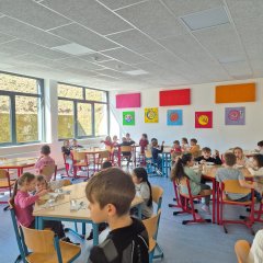 Die Kinder essen gemeinsam.