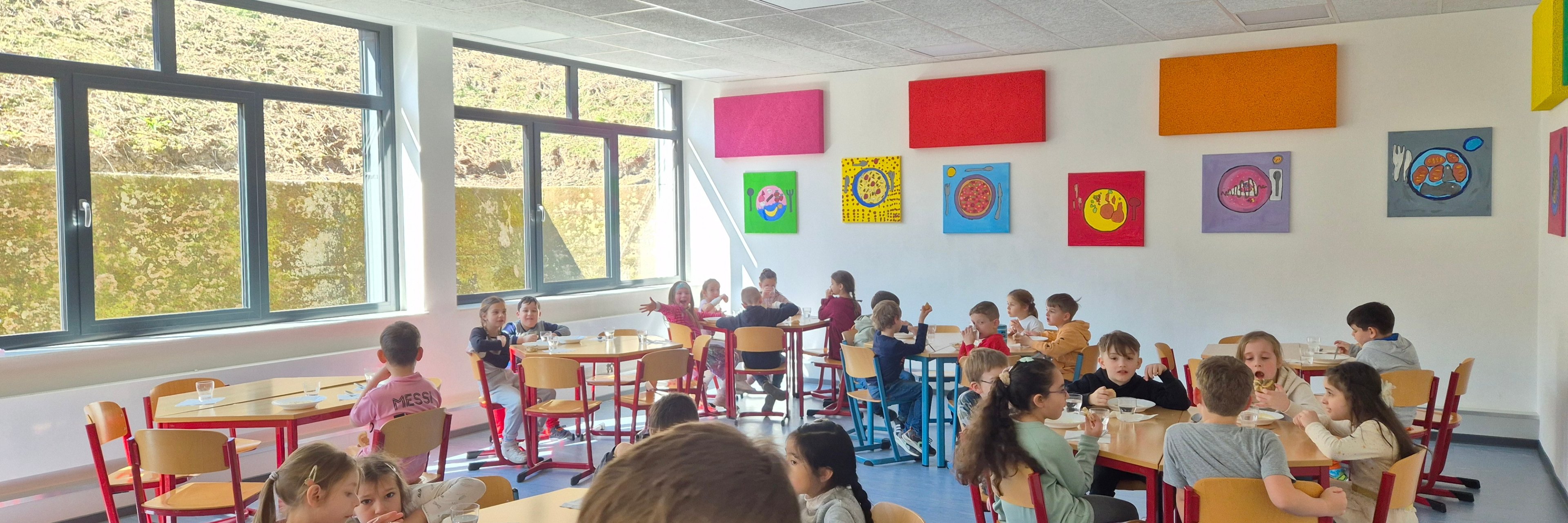 Mittagessen Die Kinder essen gemeinsam.