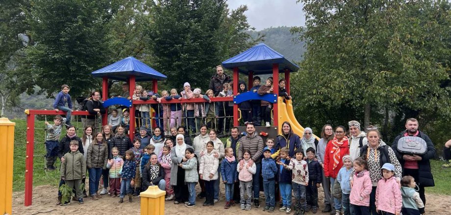 Gruppenfoto Spielplatz Klasse 1a und 1b machen ein Gruppenfoto vor dem Klettergerüst