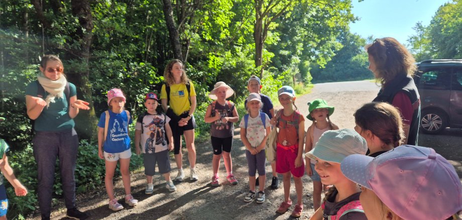 Die Kinder stehen im Kreis und überlegen, wo ihre Eintrittskarten sind.