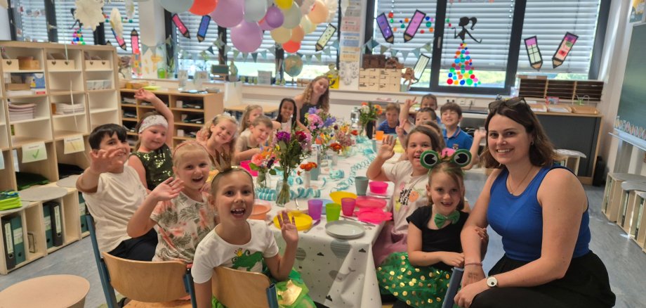 Alle Kinder sitzen an einer großen Tafel