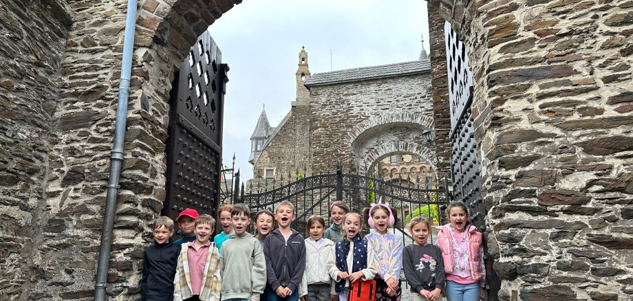 Gruppenfoto der Klasse 1b vor dem Burgtor der Reichsburg Cochem
