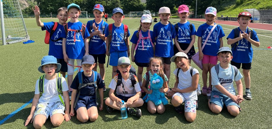 Kinder der Klasse 1b posieren nach dem Sponsorenlauf