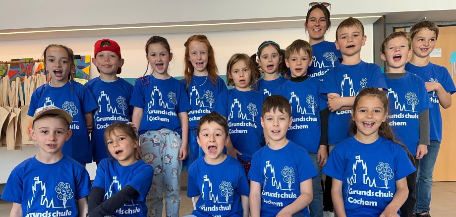 Kinder der Klasse 1b mit Schul-Shirts