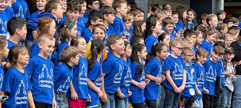 Grundschulkinder Cochem Kinder der Grundschule singen Schulhymne