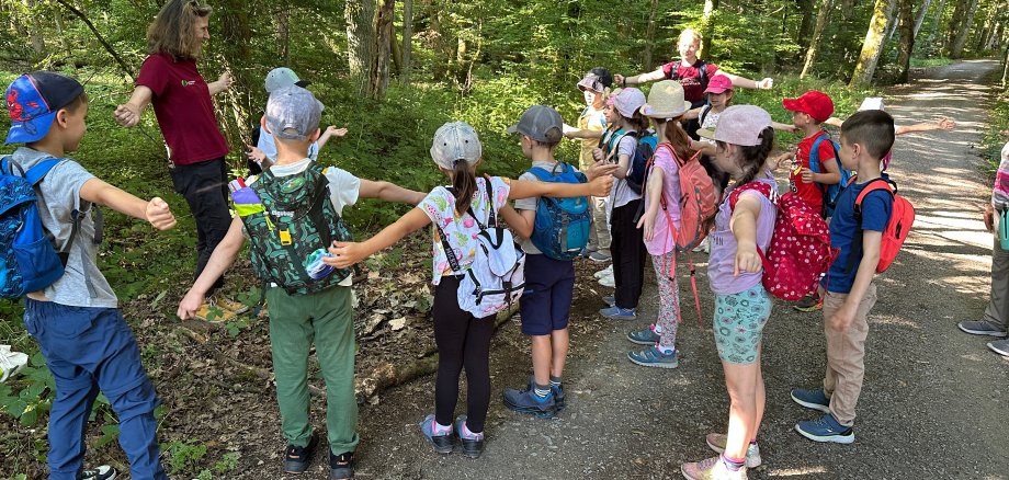 Kinder der 1b spielen "Baum"