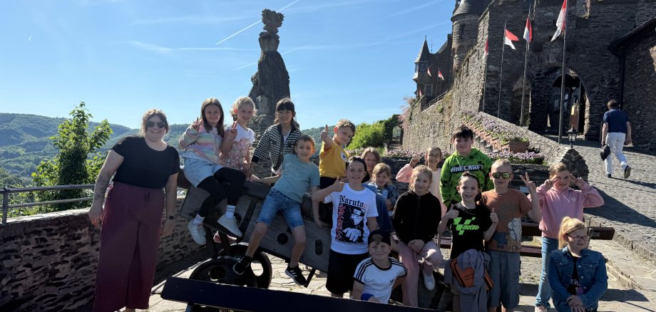 Die Kinder der Klasse 2a stehen vor der Burg.