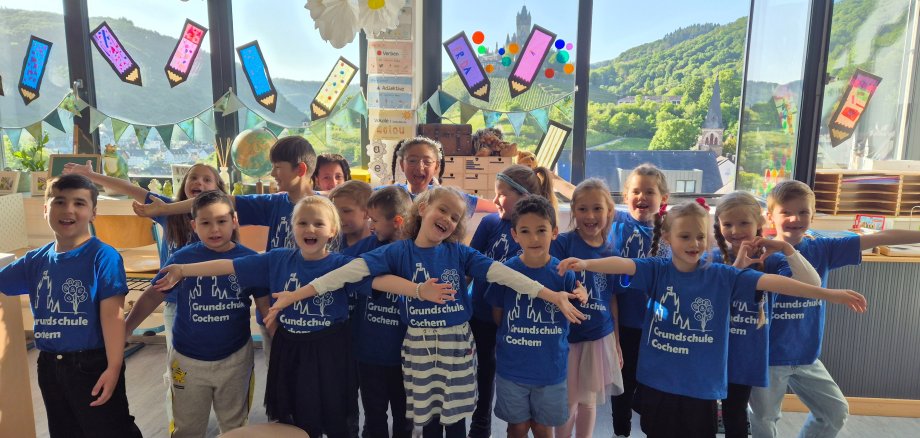 Klassenfoto der Klasse 1a mit den Schultshirts