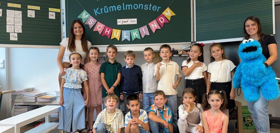 Kinder und Lehrkräfte der 1b am Tag der Einschulung - Quatschfoto