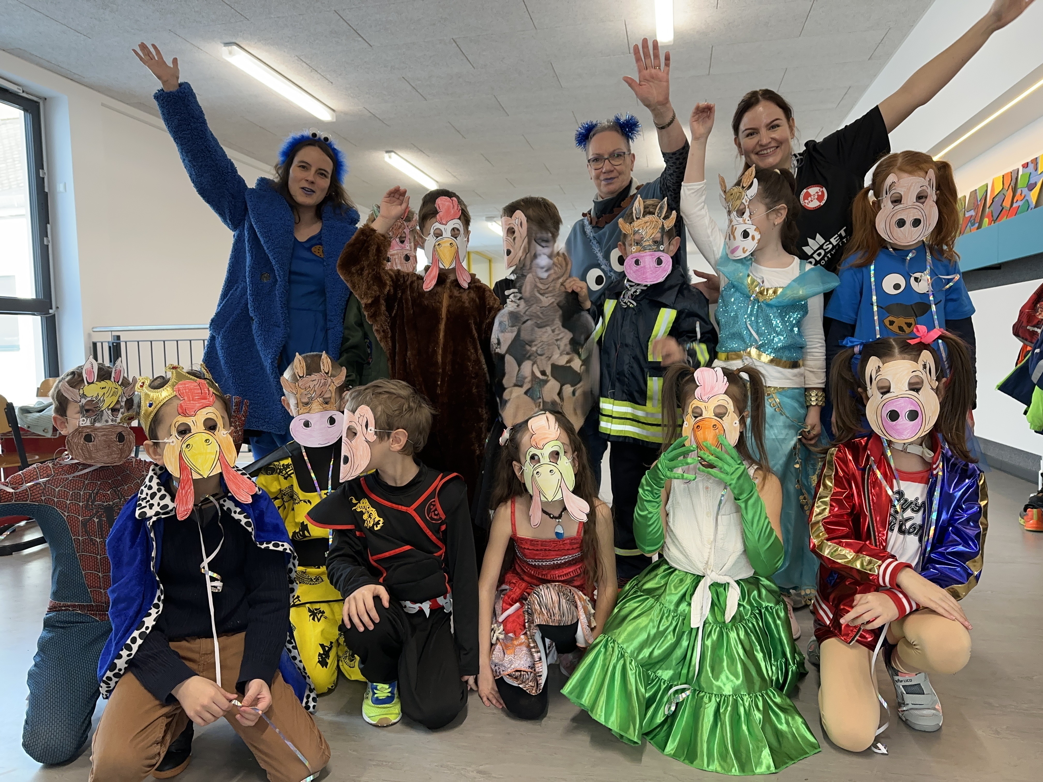 Klasse 1b Kostümierte und maskierte Kinder der 1b rufen "Cochem Holau!"