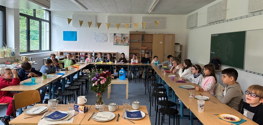 Klasse 2b sitzt im Sitzkreis und wartet auf das Frühstück