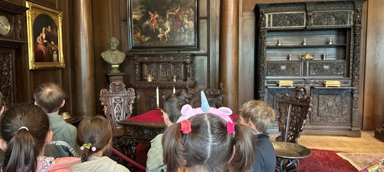 Klasse 1b schaut sich in der Reichsburg eine Skulptur von Ravené an
