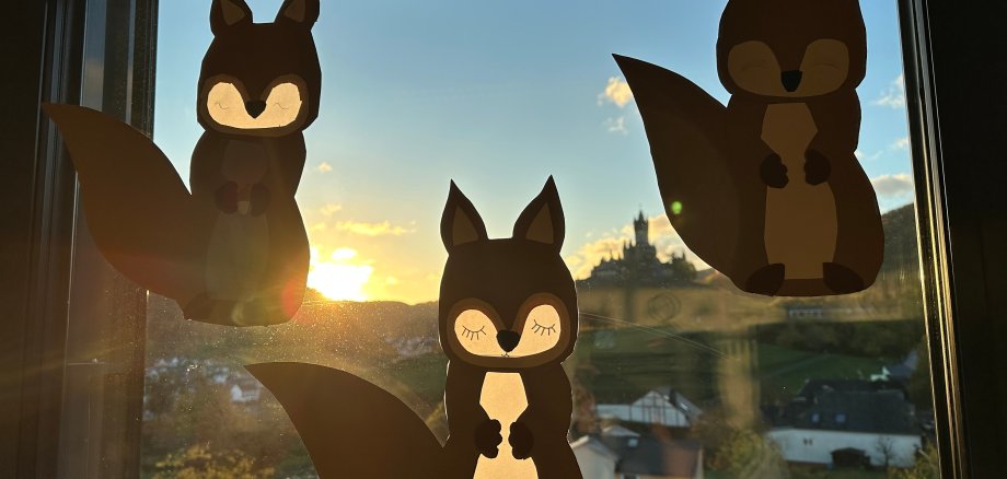 die selbstgebastelten Eichhörnchen der Kinder hängen an den Fenstern