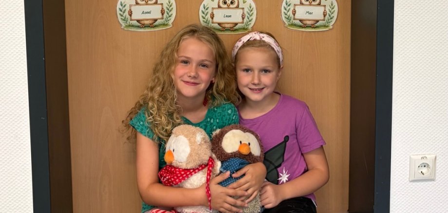 Unsere Klassensprecher Zwei Mädchen sitzen auf dem Boden