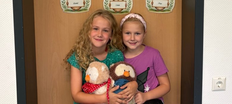 Unsere Klassensprecher Zwei Mädchen sitzen auf dem Boden