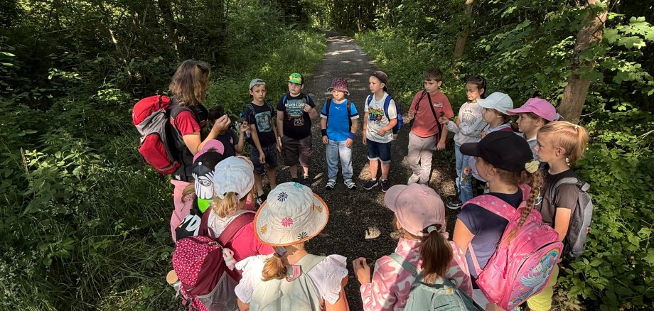 Klasse 2a im Wald Frau Werner steht mit den Kindern im Kreis