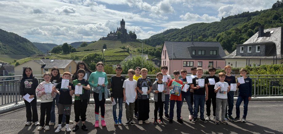 Die Kinder zeigen ihre Urkunden