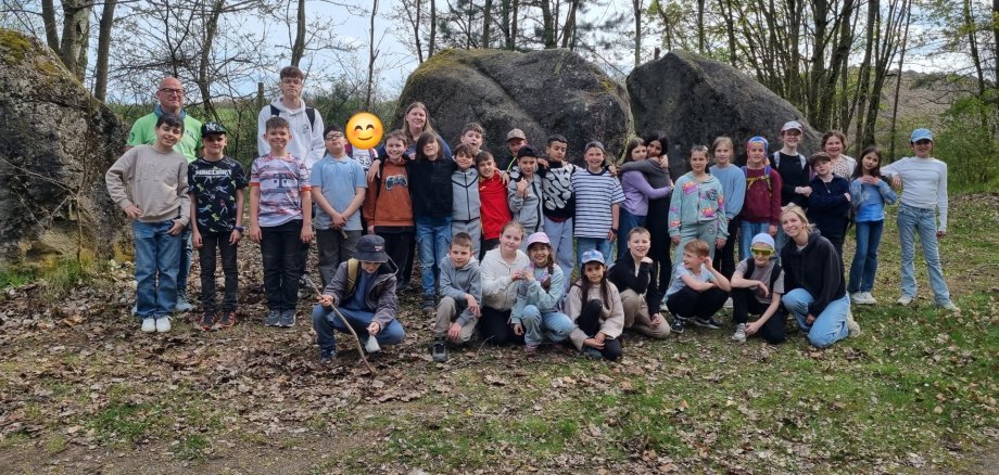 alle Kinder und Lehrer machen ein Gruppenfoto