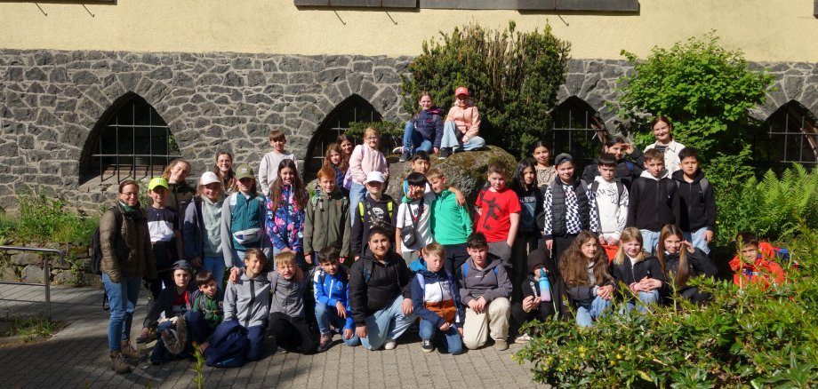 Auf dem Foto sieht man alle Kinder sowie Lehrerinnen der Klassen 4a und 4b
