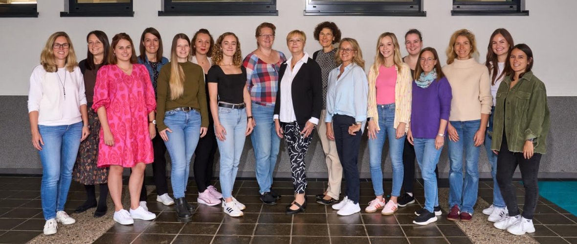 Kollegiumsfoto 2025 Kolleginnen der Grundschule Cochem
